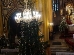 Szopka i wystrój kościoła na Boże Narodzenie